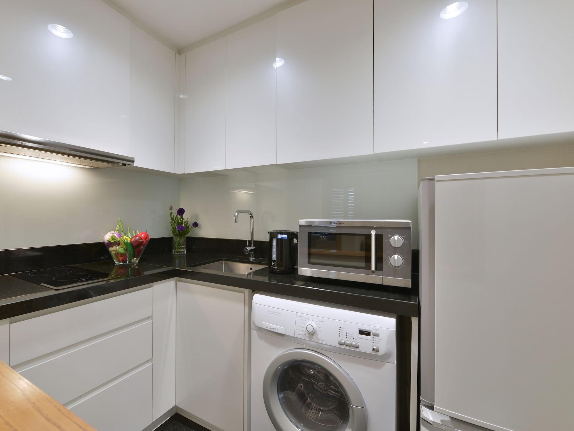 Grande Centre Point Ploenchit Hotel Bangkok Ngoại thất bức ảnh A typical kitchen in a serviced apartment