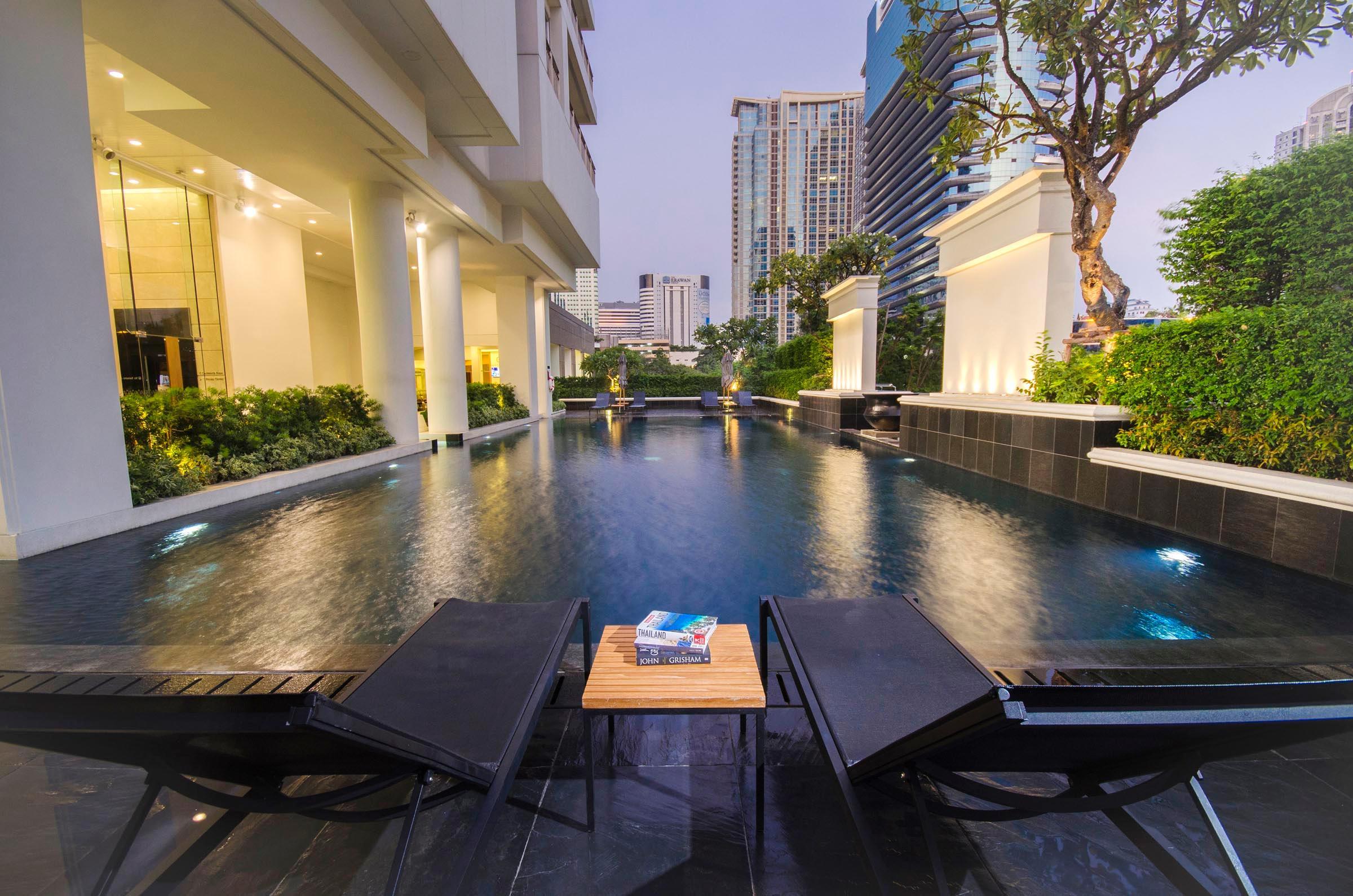 Grande Centre Point Ploenchit Hotel Bangkok Ngoại thất bức ảnh The pool at the U Sathorn