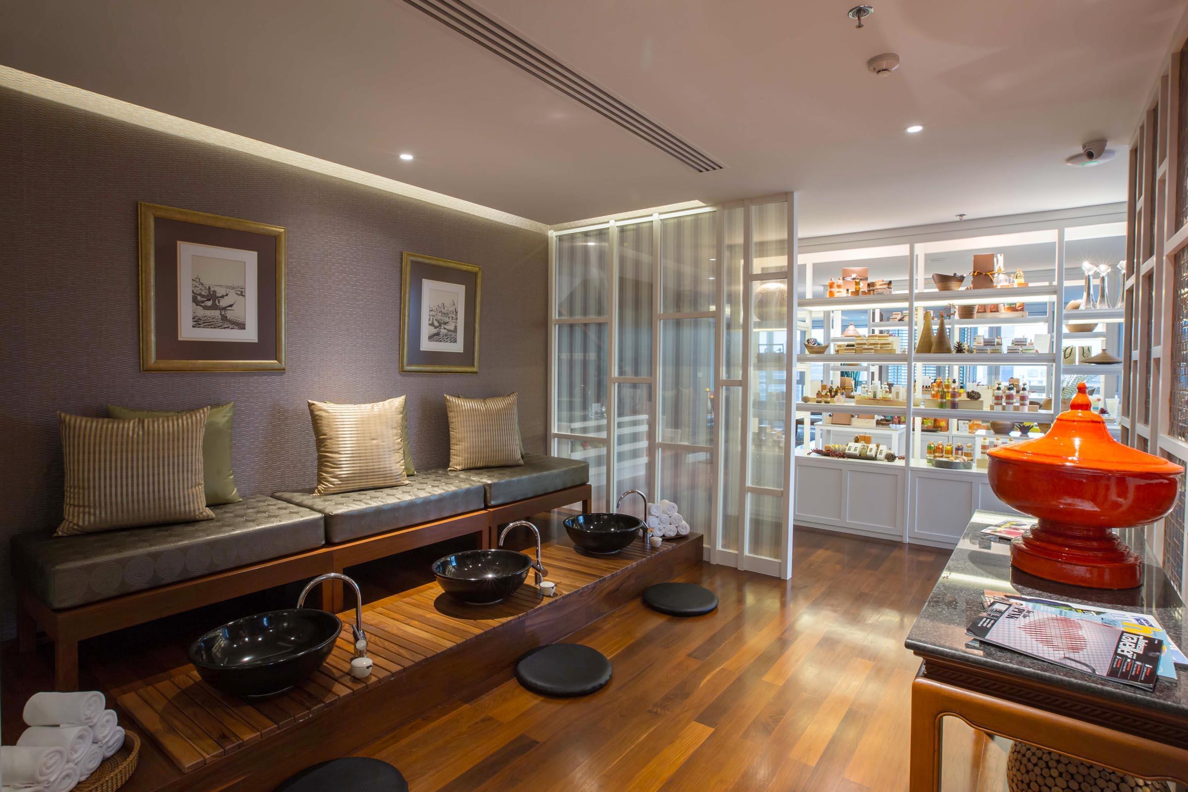 Grande Centre Point Ploenchit Hotel Bangkok Ngoại thất bức ảnh A foot massage parlour in Bangkok, Thailand