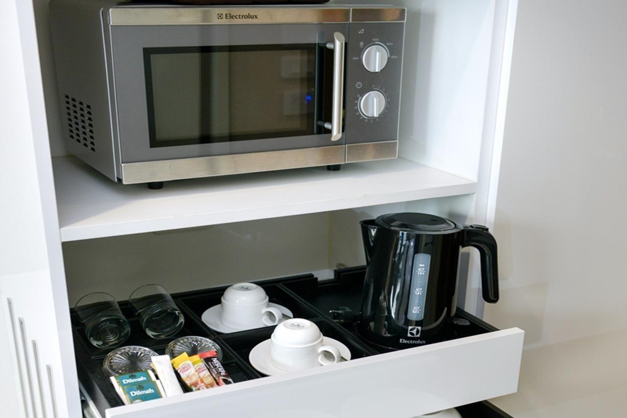 Grande Centre Point Ploenchit Hotel Bangkok Ngoại thất bức ảnh A microwave oven in a hotel room