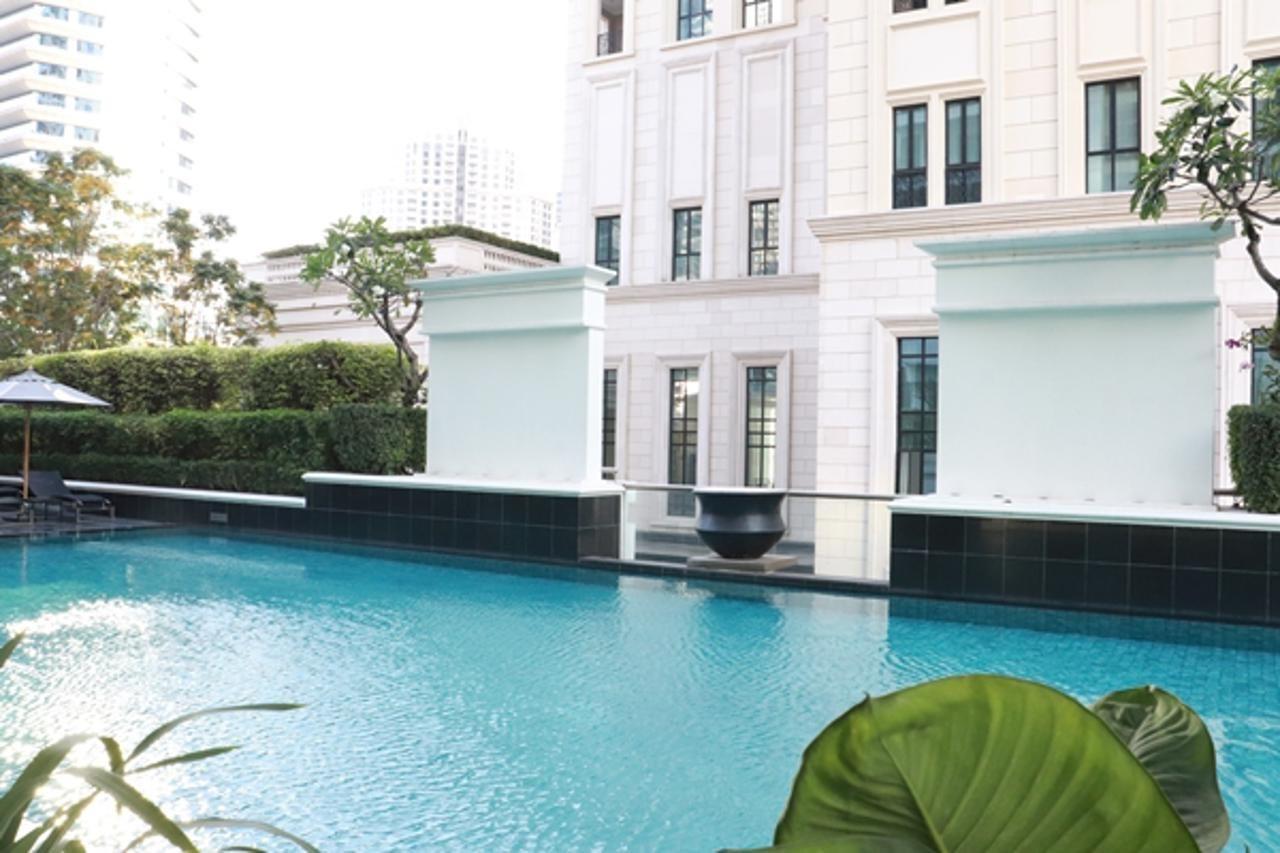 Grande Centre Point Ploenchit Hotel Bangkok Ngoại thất bức ảnh The pool at the hotel