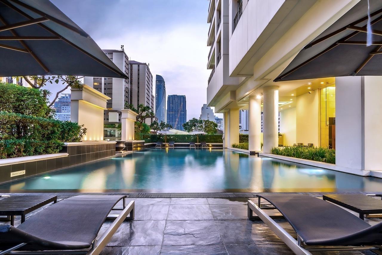 Grande Centre Point Ploenchit Hotel Bangkok Ngoại thất bức ảnh The swimming pool at the hotel