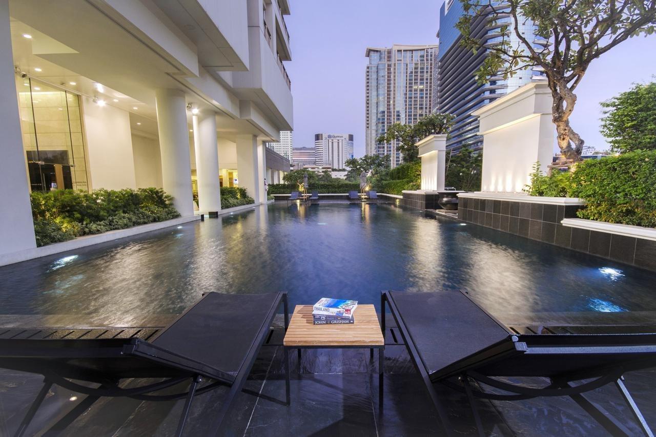 Grande Centre Point Ploenchit Hotel Bangkok Ngoại thất bức ảnh The pool at the hotel