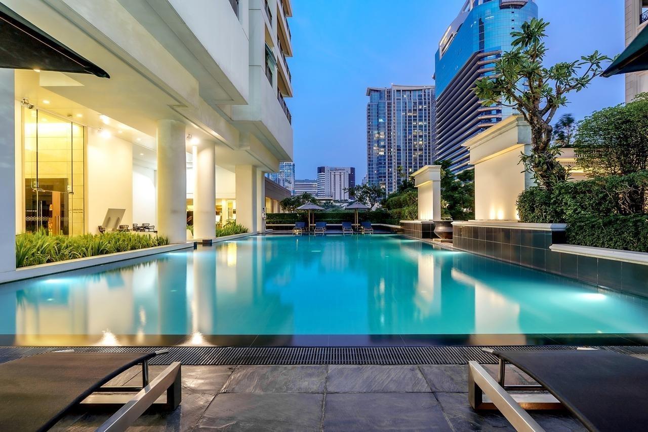 Grande Centre Point Ploenchit Hotel Bangkok Ngoại thất bức ảnh The swimming pool at the hotel