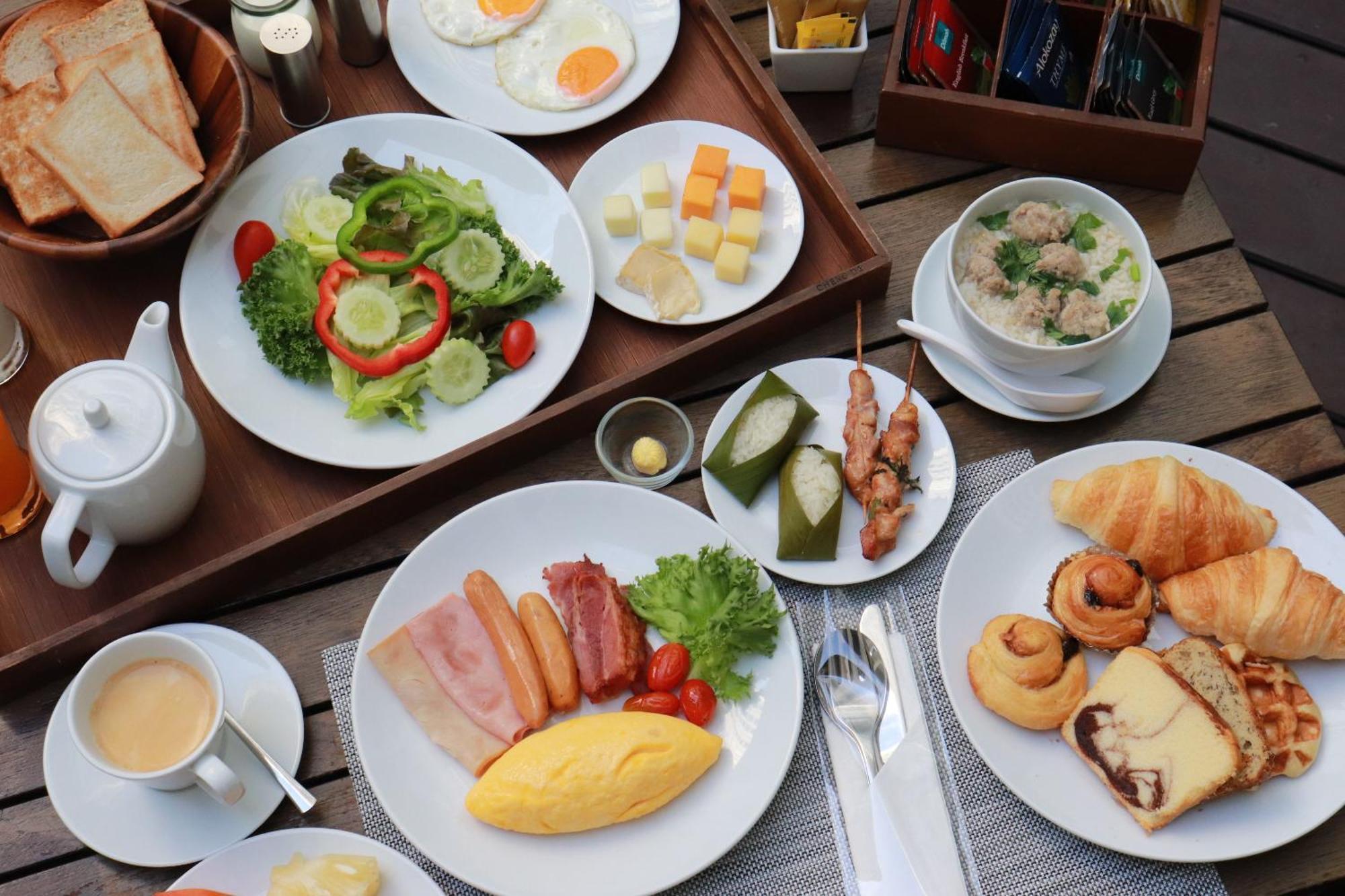 Grande Centre Point Ploenchit Hotel Bangkok Ngoại thất bức ảnh A typical Western breakfast