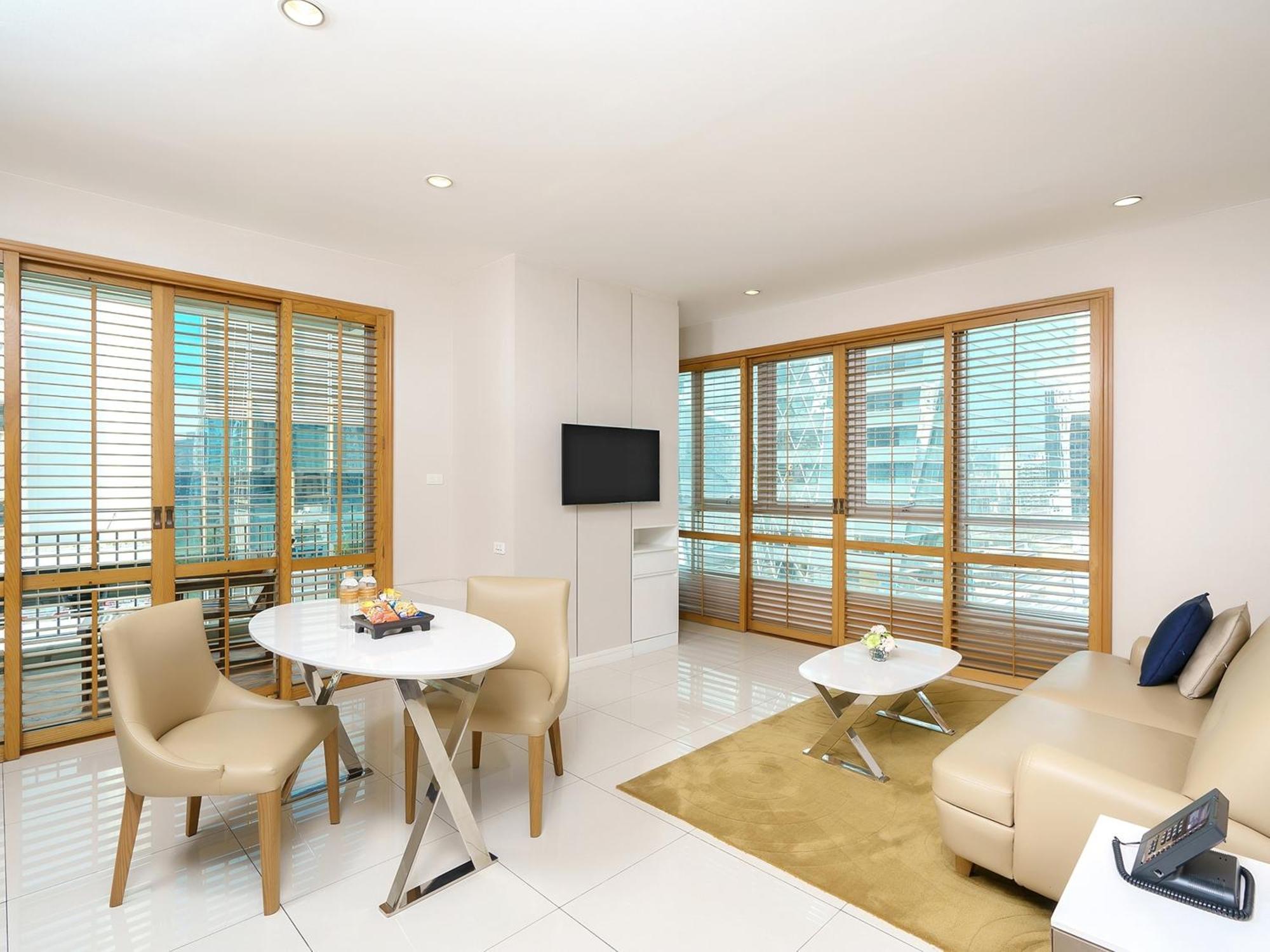 Grande Centre Point Ploenchit Hotel Bangkok Phòng bức ảnh A living room in a serviced apartment in Bangkok, Thailand